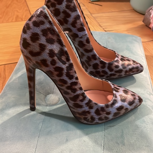 NWOT Closed Toe Pumps, Blue Leopard Print, Size 6 - Picture 4 of 4